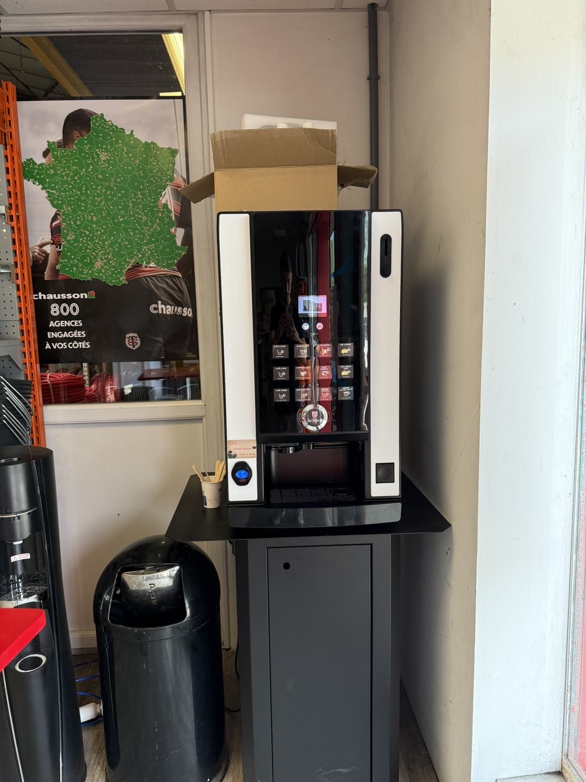 Distributeur de café design noir et blanc