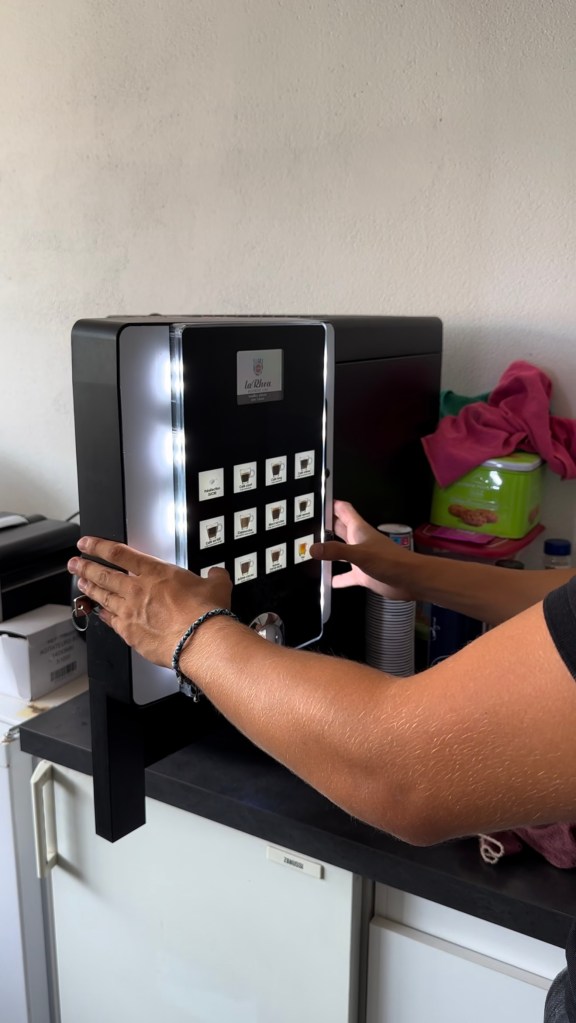 petit distributeur automatique de boisson chaudes 